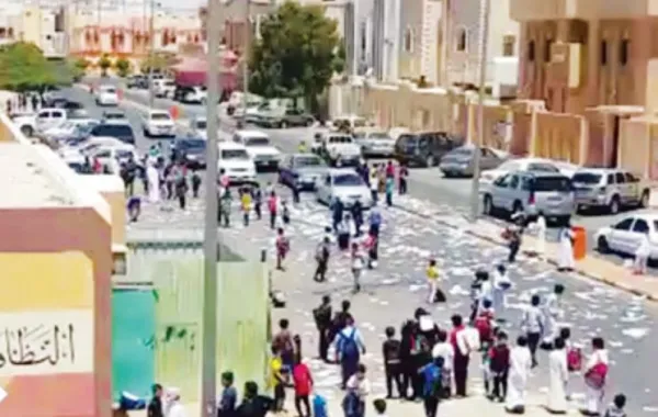إعفاء فوريٌّ لقائد مدرسة "تمزيق الكتب" والمغرِّدون يطالبون بإرجاعه