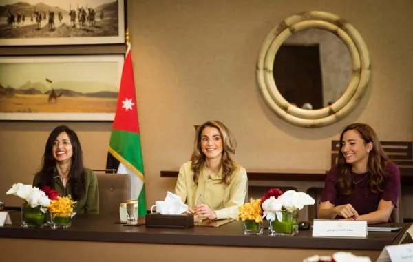 الملكة رانيا تستمع لشرح عن تحضيرات إطلاق أسبوع عمان للتصميم