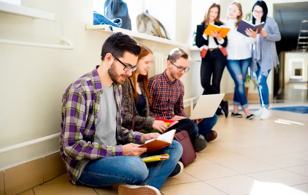 جامعيون: الملابس العملية "المريحة" أفضل