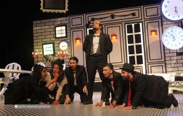 العرض الكويتي "العائلة الحزينة "كوميديا الطمع والموقف على الخشبة