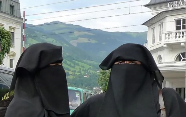 سفارة السعوديَّة في النمسا تحذِّر من لبس النِّقاب والبرقع