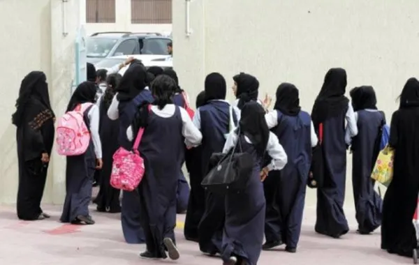 معلِّمة «متوسطة» تمزِّق عباءات الطالبات بالمقص في رفحاء