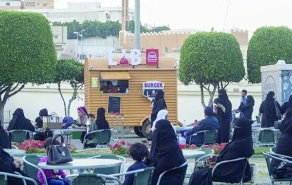 إنشاء عربات أطعمة متنقلة و17 عربة للسيدات في جدة