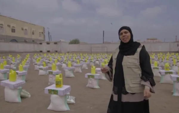 صانعة الأمل معالي العسعوسي.. هجرت الكويت لتحتضن فقراء اليمن