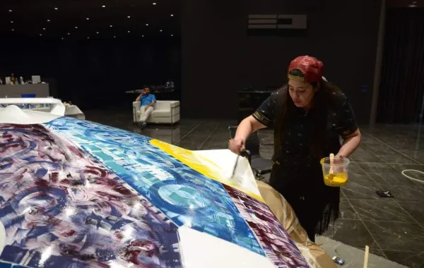 الفنانة شاليمار الشربتلي ترسم سيارة المستقبل