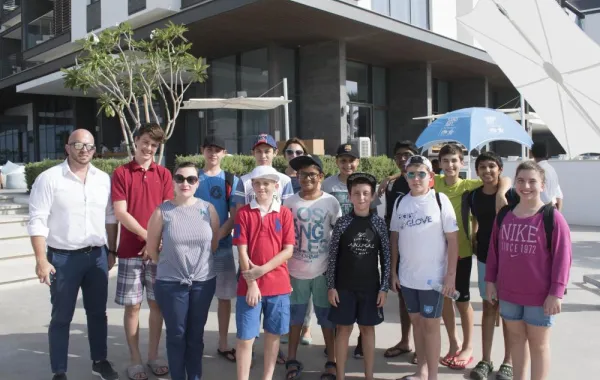 منتجع وسبا «Nikki Beach» يستضيف طلاباً في برنامج السلامة الشاطئية