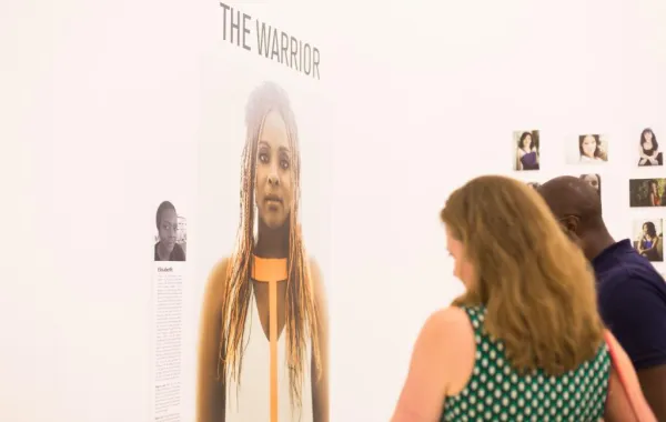 المساعدات المنزليات يروين قصصهن من خلال الفن