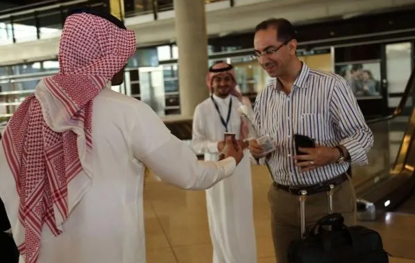 الطلبة السعوديون يحتفلون بعيد استقلال الأردن في مطار الملكة علياء