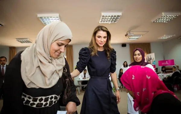 الملكة رانيا تطلع على فعاليات اليوم الطبي لفريق "أطباؤك يا أردن"