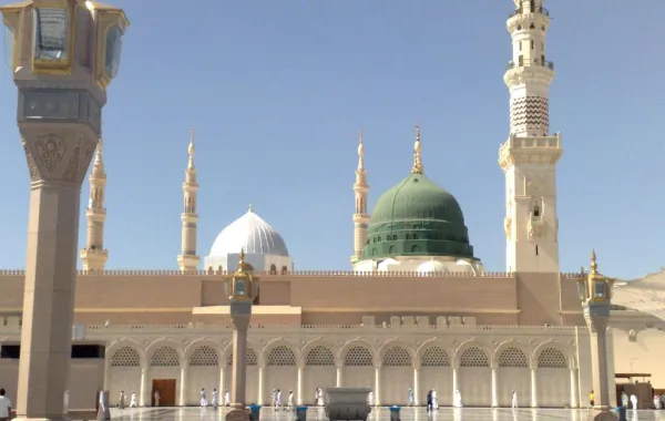 الحافلة السياحية تجوب شوارع المدينة المنورة