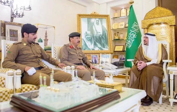 أمير القصيم يكرم جنديًا على إنقاذه طفلين من حريق