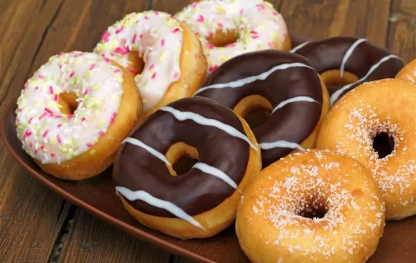 شاب يدخل "جينس" بأكل 9 دونات في 3 دقائق