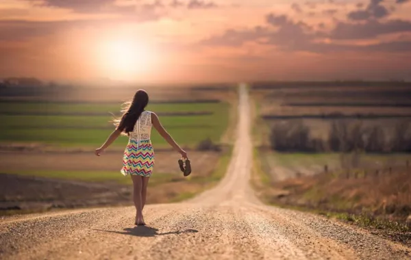 لهذا السبب يشعر الإنسان بوجود مَن يراقبه أثناء سيره