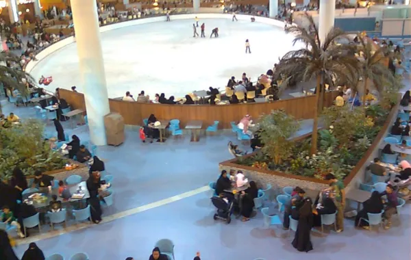 بالفيديو: امرأة تُغافل أخرى بأحد أسواق جدة وتسرق محفظتها في «لمح البصر»