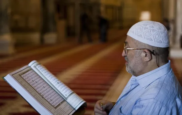 ثمانيني يختم القرآن مرة كل يومين