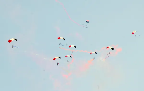 مصرع بحَّار أمريكي بعد فشله في فتح المظلَّة