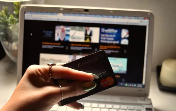 نصف عدد السعوديين يتسوقون من الإنترنت