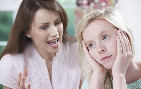 حكم ضرب الأم أبناءها وشتمهم في نهار رمضان؟