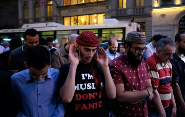 بالصور.. صلاة جماعية وإفطار يجمع المئات أمام برج ترامب في نيويورك