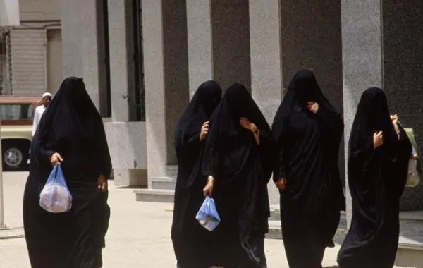 حُرمت من التعليم والزواج لانفصال والدَيها!