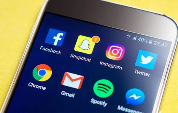 «فيس بوك» يعلن الحرب على «سناب شات».. بتطبيق «تالك»