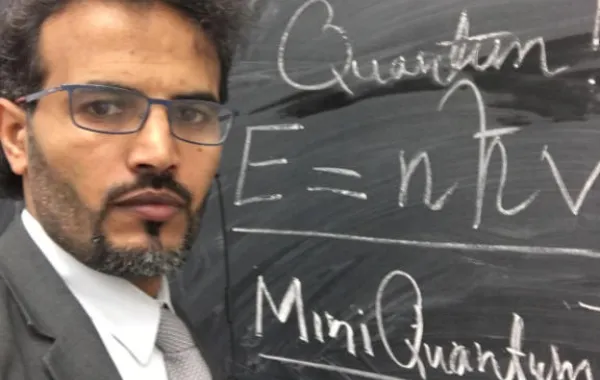 مبتعث سعودي يسعى للإجابة على أصعب الأسئلة الفيزيائية