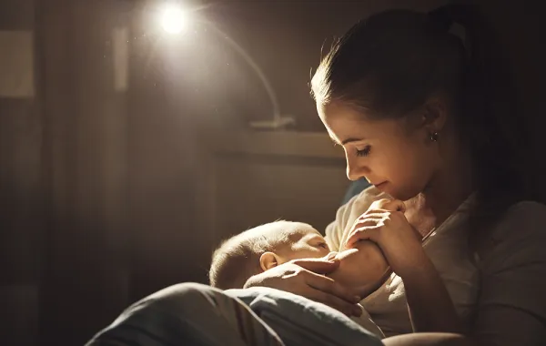 5 أعراض توجب إفطار الأم المرضع في رمضان