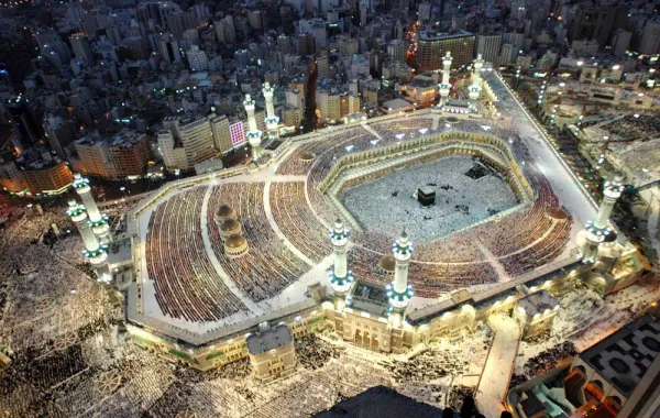 سارا على حافة برج مطلٍّ على الحرم فقُبض عليهما