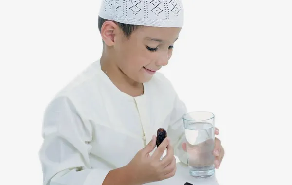 كيف تدربين طفلك على الصيام.. ومتى؟