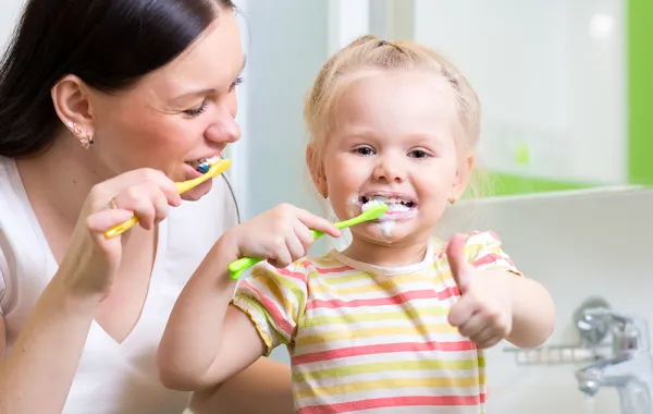 كيف تقومين بتعويد طفلك على تفريش أسنانه؟