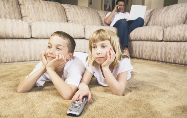 5 طرق لتقليل إدمان طفلك على أفلام الكارتون