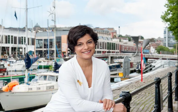 السرطان.. لم يمنع نائبة بريطانية من الفوز بالأغلبية