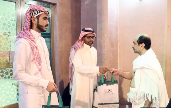 "خدمات المستفيدين" توزع 1000 مصحف يومياً لقاصدي بيت الله