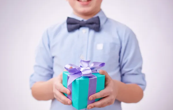 كيف تختارين هديَّة النجاح المناسبة لطفلك؟