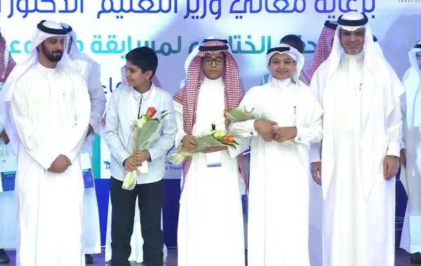 العيسى يتوج بطلين لتحدي القراءة العربي في السعودية