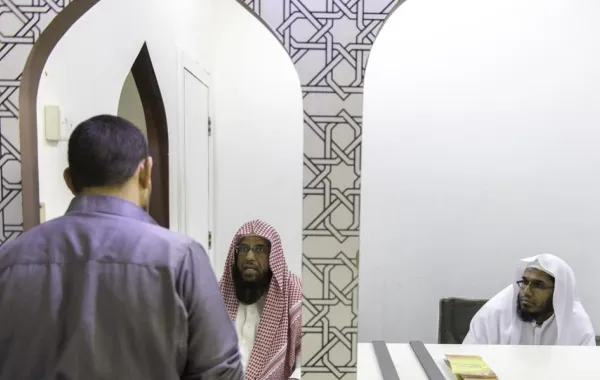 إجابة السائلين بجوانب العمرة بـ6 لغات