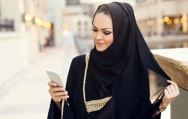 "اتيكيت" التهنئة بعيد الفطر عبر الهاتف