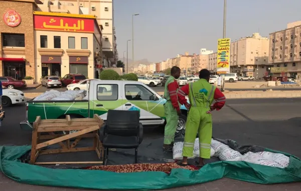 مطاردة بسطات زكاة الفطر العشوائية في مكة