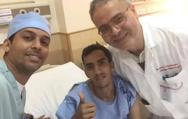 مستشفى الملك فهد بجدة ينقل شريحة جلدية لشاب سعودي