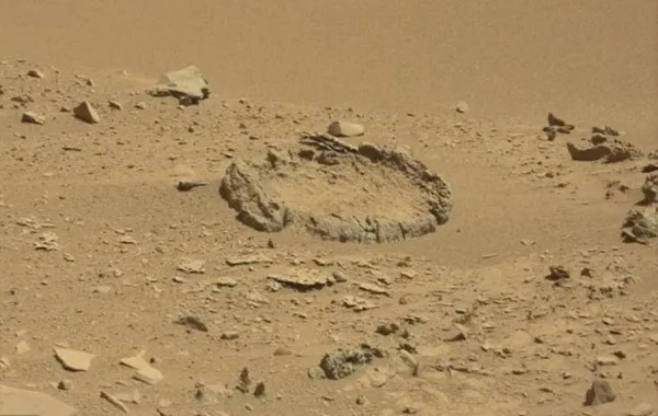 صخر دائري على سطح المريخ يثير حيرة العلماء