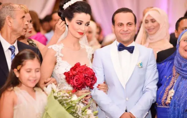 المذيعة والممثّلة سنية اليونسي تعلن طلاقها من الإعلامي مكي هلال.. فما هو السّبب؟