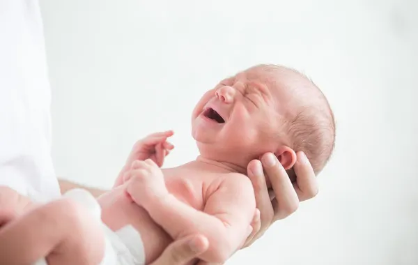 5 أضرار للبكاء المفرط على المولود