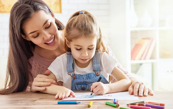 4 حقائق عن الطفل الأعسر