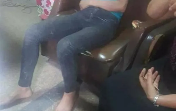 بالصور.. حسناء أنيقة حافية القدمين أسفل جسر العباسية المصري