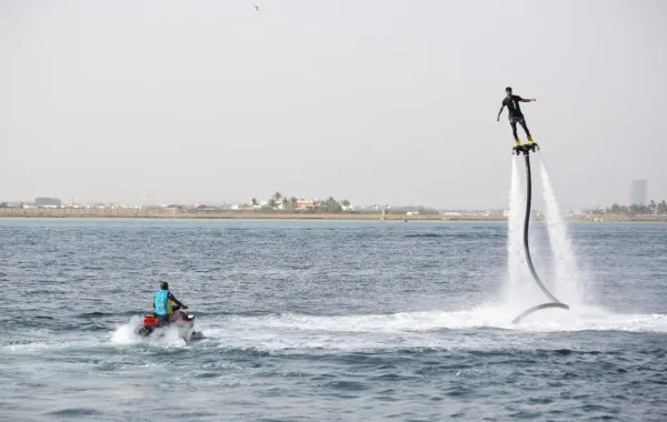 للمرة الأولى.. جدة تشهد عروض (الفلاي بورد) في أبحر