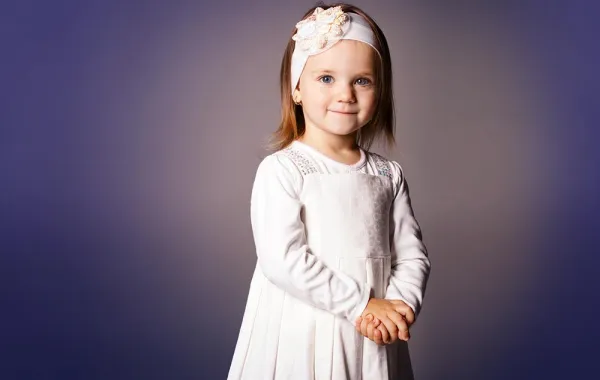 إطلالة مميَّزة لطفلك بدرجات اللون الأبيض