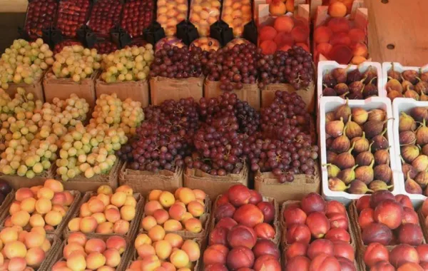 جدة تشهد انخفاضاً في الأسعار بسوق الخضروات والفواكه