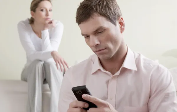 رجل يتفاجأ بمقاطع إباحية لزوجته في جوال صديقه!