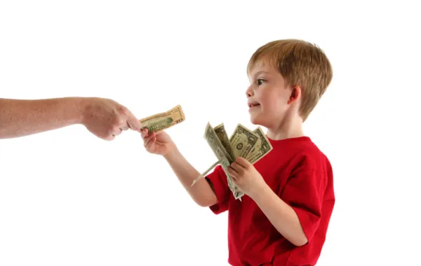 صبي يوزع المال على المارة لإسعادهم