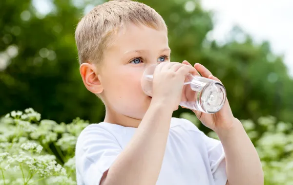 طفلي يرفض شرب الماء ماذا أفعل؟